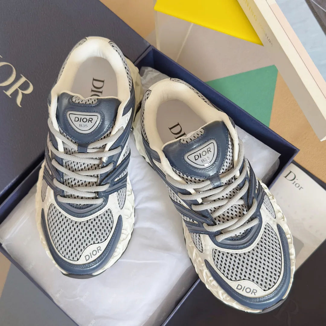 【DIOR】P:800💰 Men's 39-44. (Male 45.46 custom-made) Dior kawa Dior joint 2025ss casual sports shoes‼ ️ Reinterpret running shoes with dior’s haute couture style. b35 is made of fine-textured leather and mesh fabric materials. It can be worn in all seasons, is comfortable and breathable, and has many lines on the shoe body to outline details. It has a full retro three-dimensional feel and can create a casual look all year round!